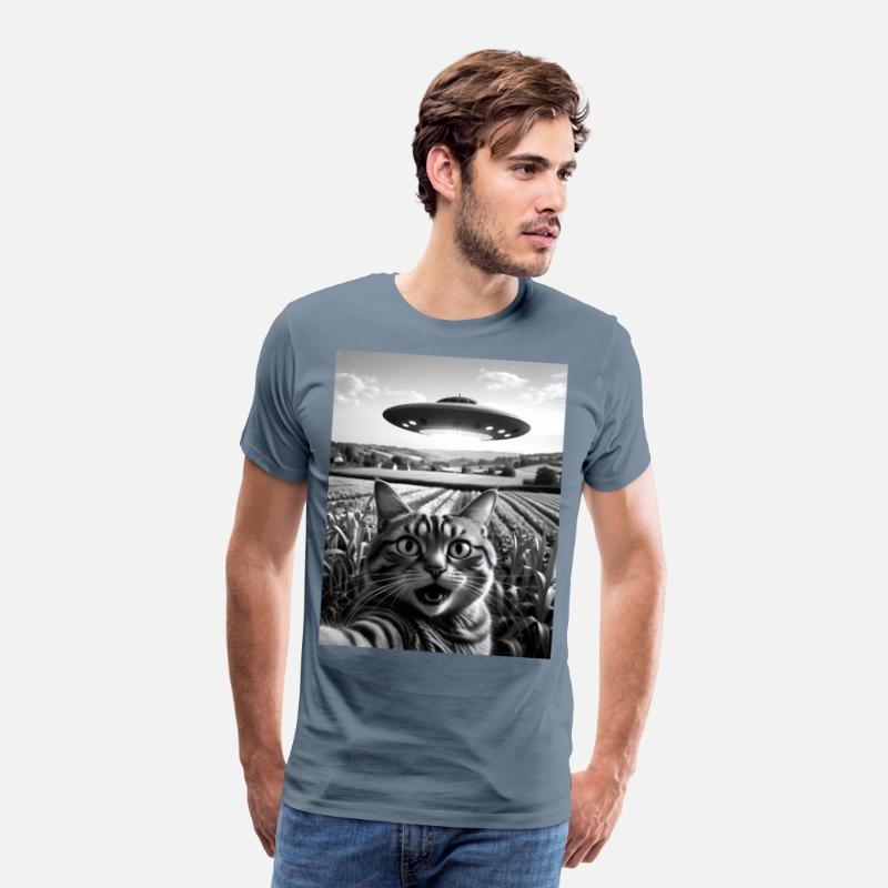 Ufo cat : Cat's Out-of-This-World Selfie