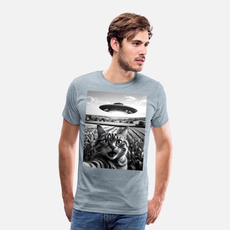 Ufo cat : Cat's Out-of-This-World Selfie